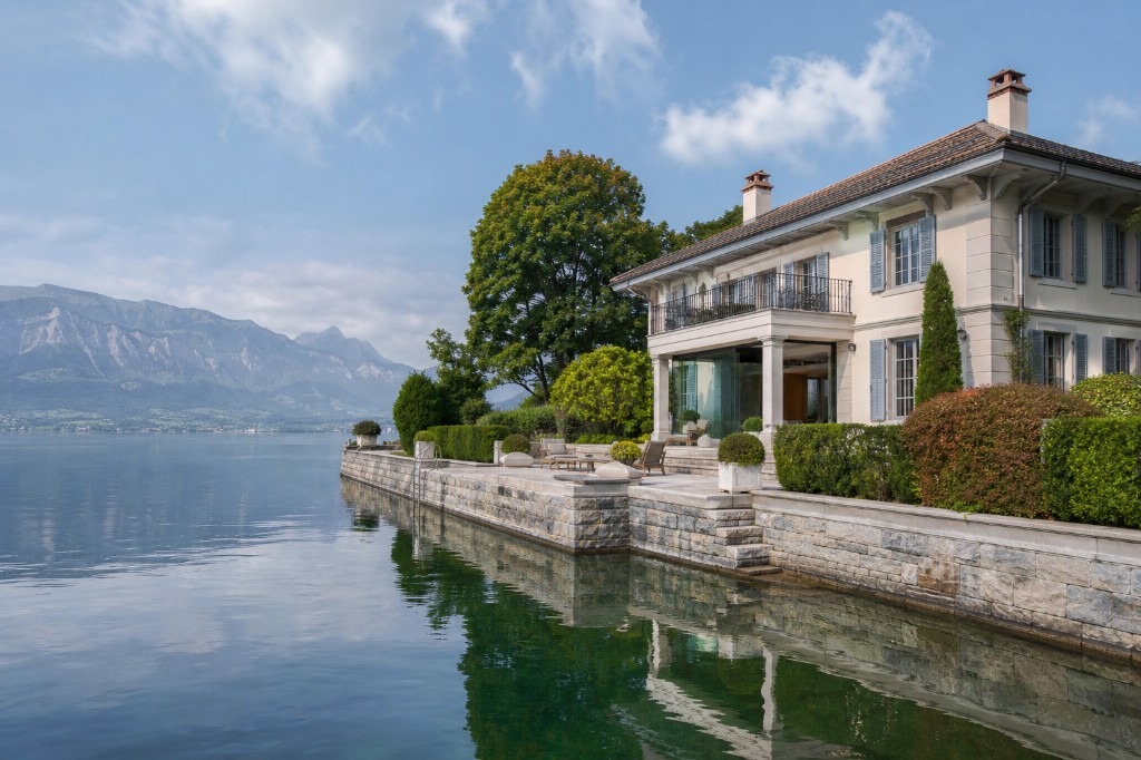 Maison suisse rénovée avec panneaux solaires et jardin verdoyant