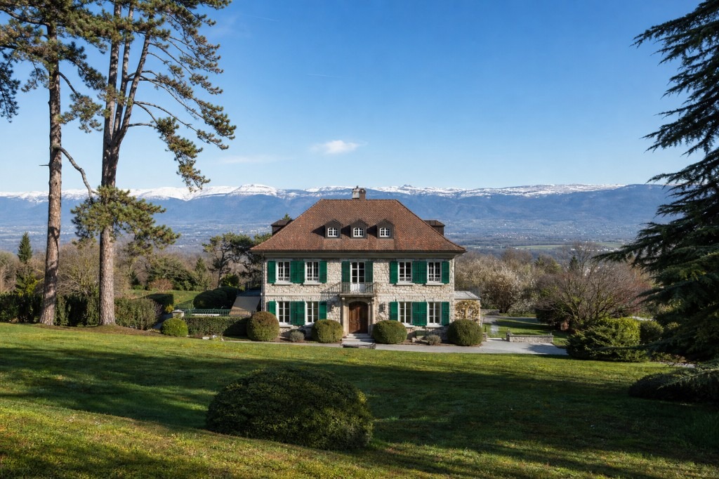 Villa suisse contemporaine, façade en pierre claire, jardin arboré
